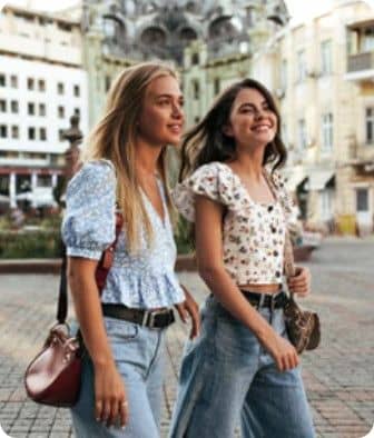 Deux jeunes femmes se promenant ensemble en ville