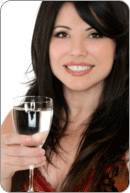 Femme souriante tenant un verre