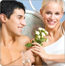 Image d'un couple, l'homme offrant une fleur à sa femme