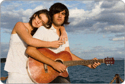 Couple s'enlaçant, l'homme jouant à la guitare