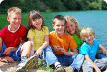 Photo d'un groupe de 5 enfants assis