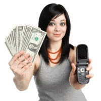 Jeune femme montrant dans une main un téléphone à clapet, dans l'autre main une liasse de billets de banque