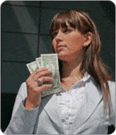 Femme tenant une liasse de billets de banque dans sa main