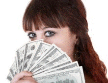 Femme cachant la moitié de son visage avec une liasse de billets de banque