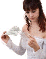 Femme tenant dans ses deux mains des liasses de billet de banque