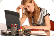 Femme tenant la main sur son front devant son ordinateur