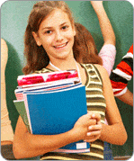 Jeune fille portant ses documents