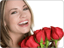 Femme souriante avec un bouquet de roses rouges