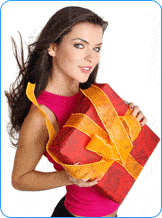 Femme portant un gros cadeau rouge