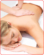 Femme se faisant masser le dos