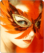 Femme avec un masque de bal en plumes