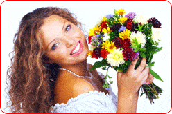 Jeune femme portant un bouquet de fleurs
