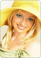 Jeune femme souriante portant un chapeau