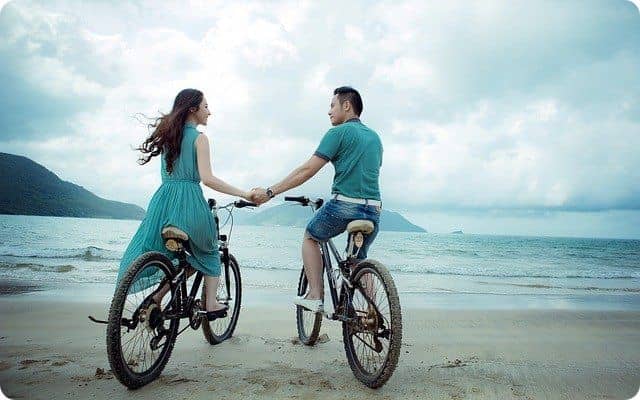 Couple en bicyclette sur la plage