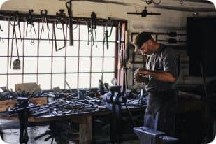 Un artisan dans son atelier rempli d'outils