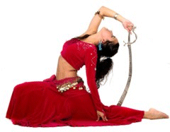 Danseuse arabe en tenue rouge tenant un serpent