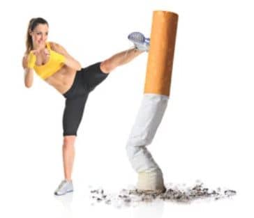 Jeune femme donnant un coup de pied à une cigarette punching-ball