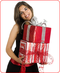 Femme portant dans ses bras deux gros paquets cadeaux