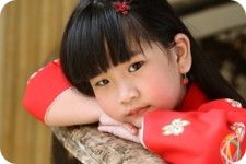 Jeune enfant chinoise regardant le spectateur