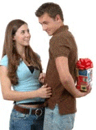 Homme face à une femme, cachant un cadeau derrière son dos