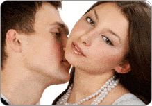 Homme donnant un baiser amoureux sur le cou de son amie