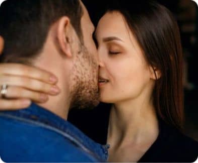 Couple s'embrassant (2)