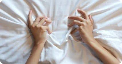 Image de deux mains accorchant un drap