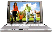 Image d'une famille avec 2 enfants, encadré dans l'écran d'un ordinateur portable