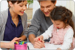 Image des deux parents aidant l'enfant à faire ses devoirs