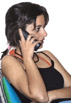 Jeune femme en train de téléphoner