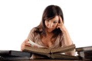 Femme lisant attentivement un livre