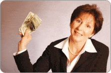 Femme d'affaires montrant dans sa main une liasse de billets de banque