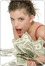 Jeune femme souriante tenant une liasse de billets de banque