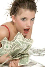 Jeune femme montrant fièrement une liasse de billets de banque dans sa main