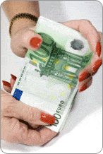 Mains de femme tenant une liasse de billets de banque