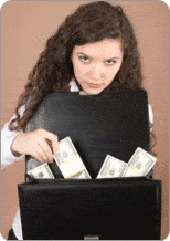 Femme mettant des billets de banque dans son porte-document