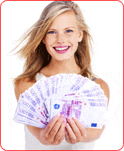 Femme montrant fièrement dans ses mains une liasse de billets de banque