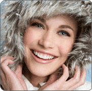 Femme souriante portant un chapka (chapeau en fourrure)