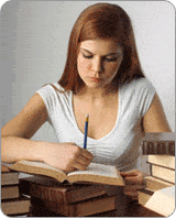 Jeune femme écrivant