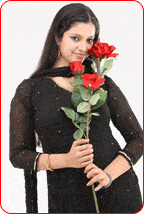 Femme tenant dans sa main une rose