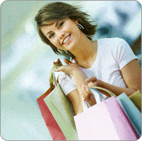 Femme souriant tenant dans ses mains des sacs