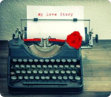 Machine à écrire d'une lettre d'amour avec une rose