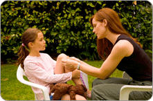 Conversation dans le jardin entre une mère et sa fille