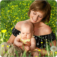 Jeune maman portant son enfant dans un champ de fleurs