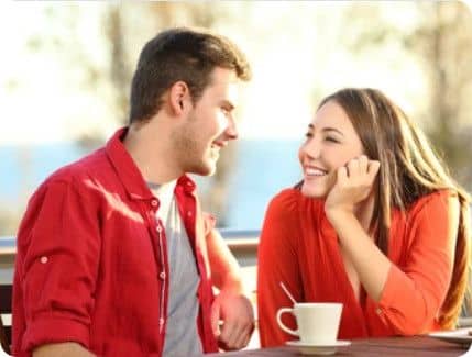 Femme séduisante en conversation avec un homme autour d'un verre de café