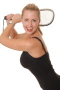Femme sportive tenant une raquette de squash préparant un coup