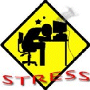 Pancarte marquée 'Stress' avec le dessin d'une personne couchant sa tête sur son bureau devant son ordinateur