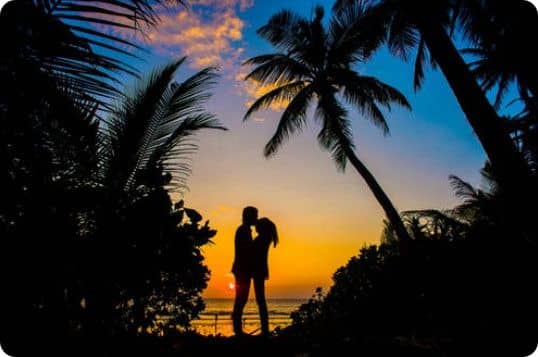 Couple d'amoureux en ombre chinoise sur la plage