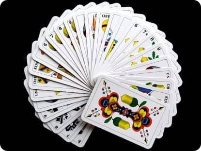 Belle image d'un jeu de cartes deployées en cercle