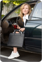 Femme sortant de la voiture tenant un porte-document